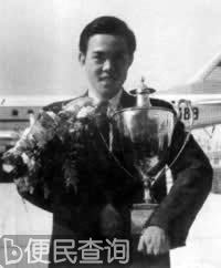 容国团在世乒赛夺得男子单打冠军
