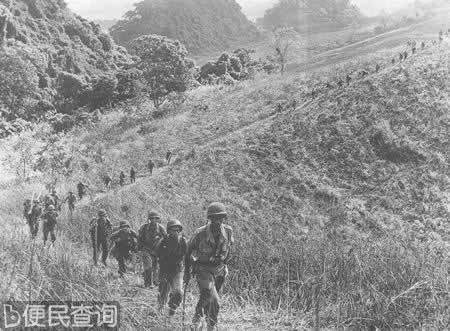 法国伞兵部队在老挝边境着陆