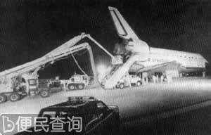 美国“发现”号航天飞机升空