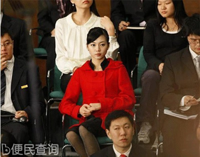 奥巴马身后黑衣美女 脱衣动画走红网络