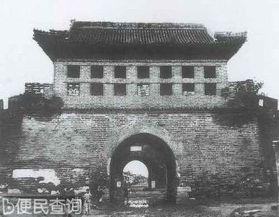 定西侯蒋琬首先上奏，倡议加筑外城