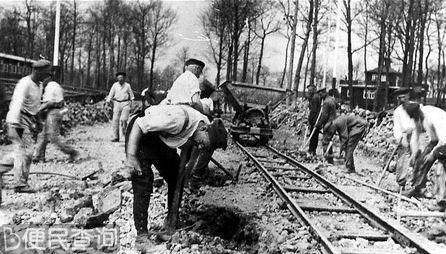 1938年，被关押者在修建布痕瓦尔德集中营。这张照片为集中营里的管理者拍摄。