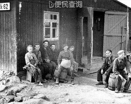 这是在1945年11日至14日获得解放的集中营被关押者。一名不知名的美军士兵将他们救了出来。